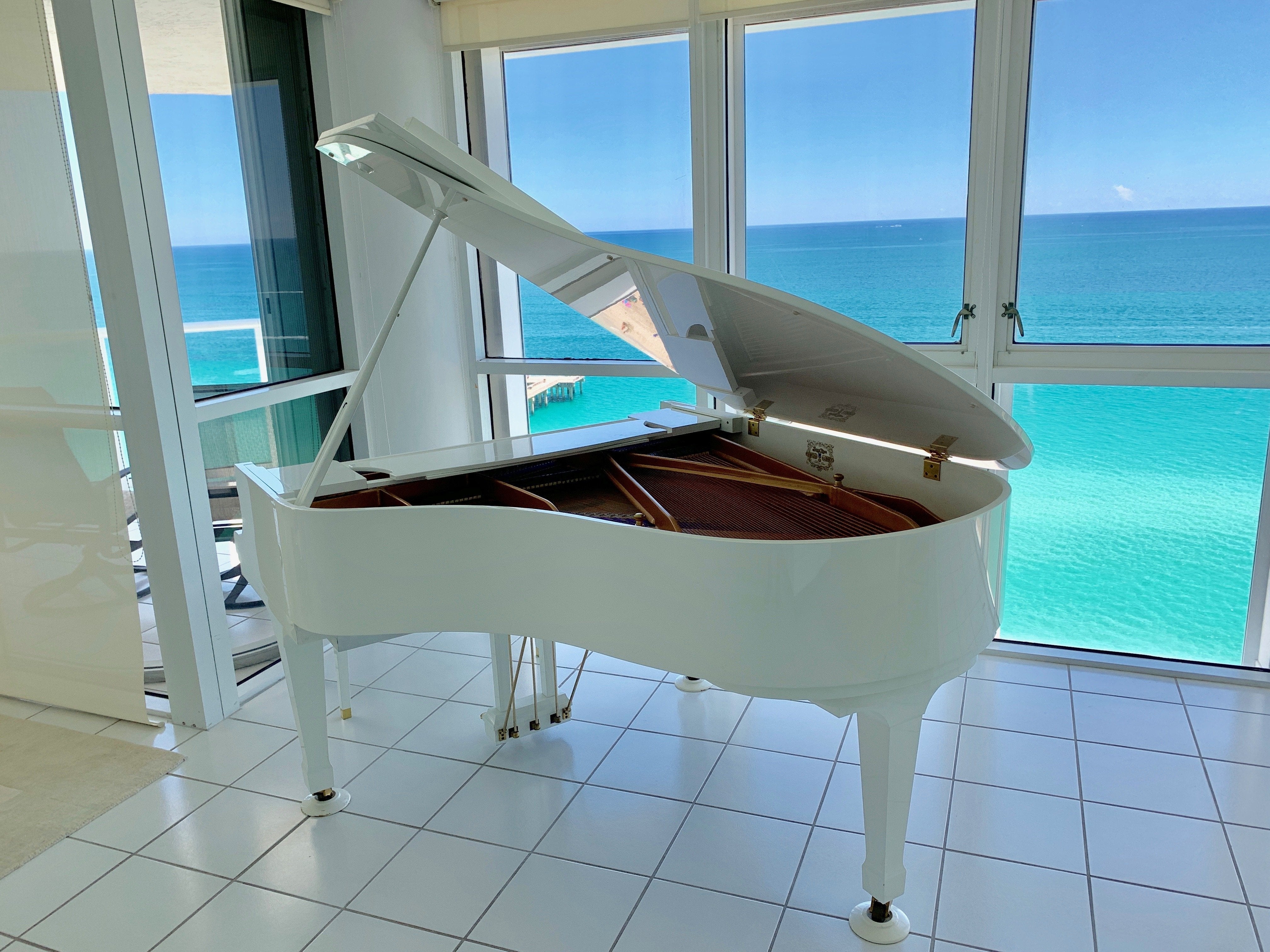 White Kawai Grand Piano v MiamiWhite Kawai Grand Piano v Miami  