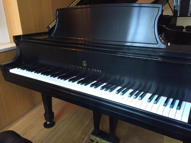 Steinway model L logo