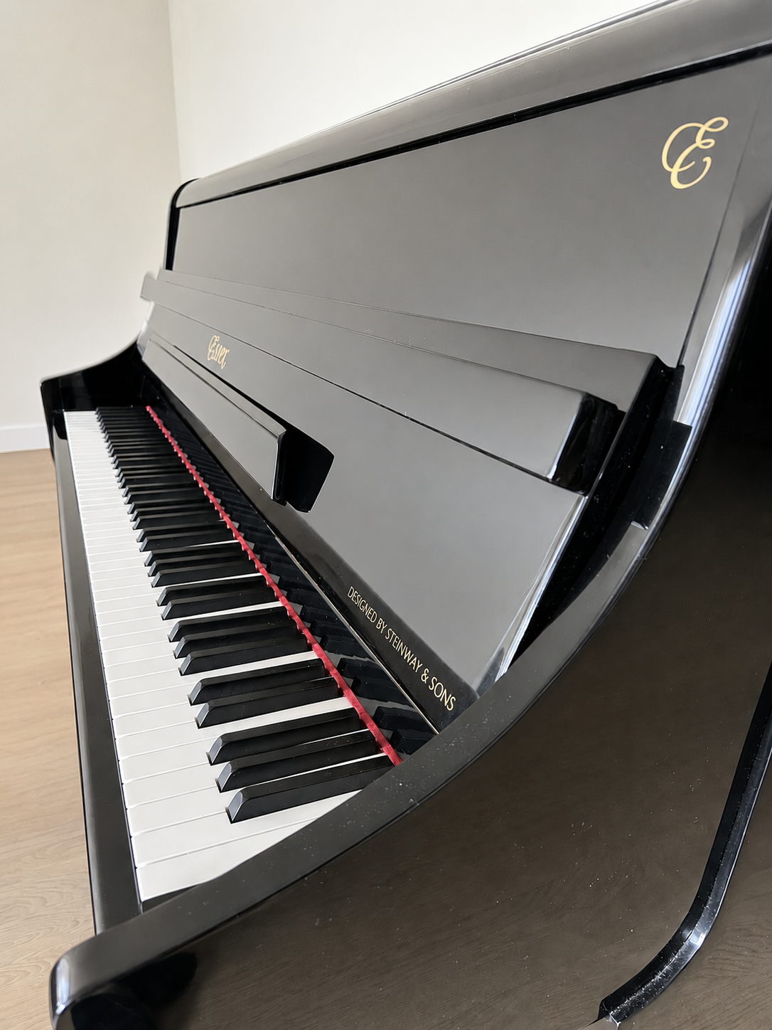 2016 Essex EUP 108C Upright | High Gloss Ebony